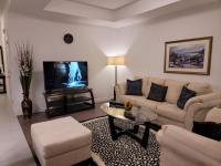 B&B London - Deluxe 3 Bedroom near Hyde Park mall & Western Uni - Bed and Breakfast London