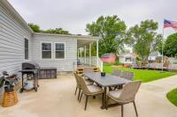 Boat Dock & Grill! Canal-Front Port Clinton Escape - B&B Port Clinton
