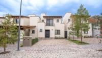4BR Oasis with Pool & Gym at Nueva Escondida - B&B
