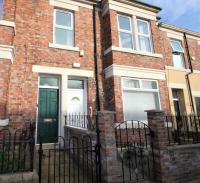Westbourne - Spacious 4 bed flat with free parking - B&B
