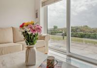 B&B Llanelli - Bayview Apartment - Machynys - Bed and Breakfast Llanelli