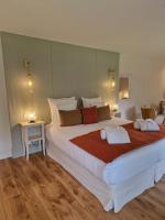 Bedroom 3: Deluxe Shower and Bath Suite - Garden and River View