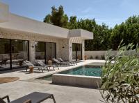 Onore Villa, with Heated Pool & Signature Design, By ThinkVilla - B&B Gaïtánion