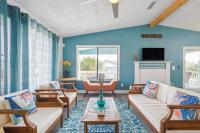 B&B Panama City Beach - Updated Panama City Home with Deck - Walk to Beach! - Bed and Breakfast Panama City Beach