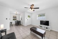 Spacious 3 Bedroom home in Riverside - Ferienwohnung