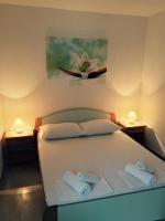 Habitación con cama extragrande.
