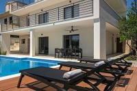 Family House "Villa Gyra" with Private Swimming Pool, Indoor BBQ, Gym and Gaming room! - Chambres d'hôtes Podstrana