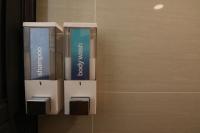 Habitación con cama extragrande y balcón