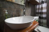Zimmer mit Queensize-Bett und Balkon