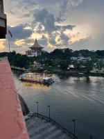 Riverbank suites level 12 - Bed and Breakfast Kuching