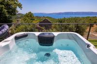 Villa Mirjam with swimming pool, jacuzzi and sea view - B&B Novi Vinodolski