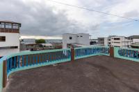 Apartamento en San Cristóbal con 2 habitaciones, 6 camas, sala, comedor, cocina, balcón privado, terraza con vista al mar, lavadora, internet satelital, cerca de bares y restaurantes - Sol y Mar, Galápagos Home - B&B Puerto Baquerizo Moreno