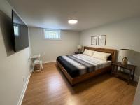 B&B Barrie - Letitia Heights !B Spacious and Quiet Private Bedroom with Shared Bathroom - Bed and Breakfast Barrie