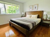 B&B Barrie - Letitia Heights !F Spacious and Stylish Private Bedroom with Shared Bathroom - Bed and Breakfast Barrie