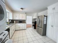 Letitia Heights !F Spacious and Stylish Private Bedroom with Shared Bathroom - B&B Barrie