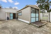 Fusion Modern Escape with Parking and Patio - B&B