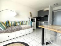 Appartement rénové avec piscine commune, 4 couchages, climatisé, wifi, terrasse vue mer - Chambres d'hôtes Canet-en-Roussillon