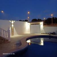 Acogedora casa con piscina - B&B Torrevieja