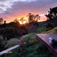 Cosy Country Cottage on a Sunny Hill - B&B New Plymouth
