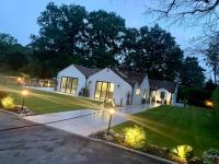 Entire Newly built Luxurious Villa Just Steps from Royal Ascot Racecourse, only 10 mins from Windsor Castle and 5 mins from Legoland Windsor Resort - B&B
