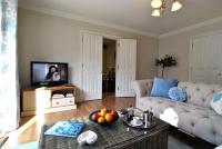 B&B Windsor - Two Bedroom Windsor Flats with Parking - Bed and Breakfast Windsor