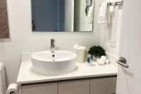 Sunny Studio Stay, 2 Full Beds, Coastal Walks Nearby - Chambres d’hôtes Hallandale Beach