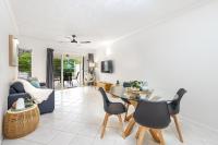 B&B Cairns - Cairns Esplanade 2BR Waterfront Apartment Sleeps 6 - Bed and Breakfast Cairns