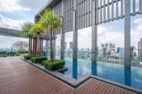 Luxury 1BR 300m BTS PhromPhong, Empo, EmQ, EmSphere, Rooftop Pool, Gym, Fast 500mbps wifi - Chambres d'hôtes Bangkok