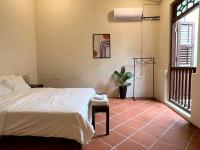 Chambre Lit Queen-Size avec Salle de Bains Commune