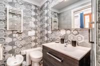 Habitación con cama extragrande.