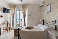 Camera Matrimoniale con Bagno Privato Interno e Balcone con Vista Mare