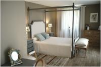 Habitación con cama grande y balcón