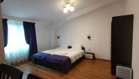 Tweepersoonskamer met 2 Aparte Bedden en Eigen Badkamer