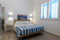 Habitación con cama extragrande y vistas al mar