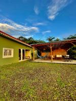 Chambre et SDB privative Ylang Ylang vue Mont Pelée dans maison partagée - B&B