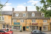 Moreton High Street - Sleeps 10, with private garden - B&B