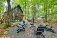 Fire Pit and Grill Woodside Nest in Pocono Lake! - B&B