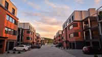 Apartament Wietrznia z tarasem, ogródkiem, parkingiem, na prestiżowym osiedlu obok rezerwatu przyrody NEW!!! - Chambres d'hôtes Kielce