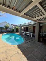 B&B Cape Town - 5 BEDROOM CAPE TOWN FAMILY HOME PET FRIENDLY - Bed and Breakfast Cape Town