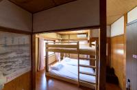 Cama en habitación compartida con 4 camas