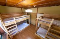 Cama en habitación compartida con 4 camas
