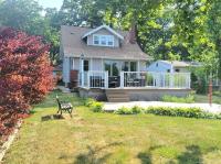 B&B McHenry - Riverfront Charmer with Character & Entertainment - Bed and Breakfast McHenry
