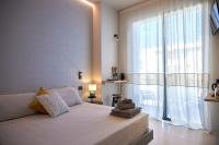 Habitación con cama extragrande y balcón