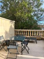 Coté Jardin est un spacieux et lumineux T3, entièrement rénové, à 2 pas de l'Hérault et à 10min du bord de mer Proche du centre historique et du fabuleux château Laurens, vous apprécierez le calme de sa belle terrasse et la vue superbe sur le jardin - Chambres d’hôtes