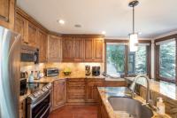 Walk to Festivals! Windows, Fireplace, Hot Tub condo - Bed and Breakfast Telluride