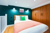 Spacious West Hampstead Apartment with mezzanine bedroom by Concept Apartments - Chambres d'hôtes Londres