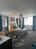 B&B Birmingham - Entire Brand New Serviced Apartment in Moseley - Bed and Breakfast Birmingham