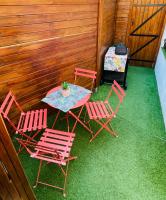 jolie maison individuelle 50 m2 ,design et climatisée, tout confort, wifi, terasse privée , 5 min plage et autoroute, stationnement gratuit - Chambres d’hôtes