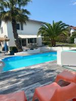 une maison rien que pour vous avec piscine chauffée - B&B