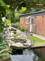 Patio lodge with forest access close to beaches - B&B